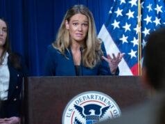 Fantoche da Segurança Interna joga a toalha A secretária adjunta de Assuntos Públicos do DHS, Tricia McLaughlin, fala durante uma entrevista coletiva na sede do ICE, em Washington, quarta-feira, 21 de maio de 2025. (AP Photo/Jose Luis Magana)