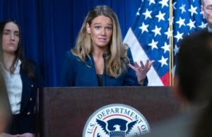 Fantoche da Segurança Interna joga a toalha A secretária adjunta de Assuntos Públicos do DHS, Tricia McLaughlin, fala durante uma entrevista coletiva na sede do ICE, em Washington, quarta-feira, 21 de maio de 2025. (AP Photo/Jose Luis Magana)