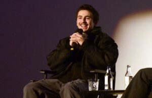 Fãs de Timothée Chalamet ficaram surpresos ao descobrir quem é seu tio Fãs de Timothée Chalamet ficaram surpresos ao descobrir quem é seu tio