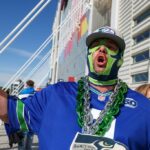 Os fãs do Seattle Seahawks, Judy Schumacher, à esquerda, e seu marido Warren Schumacher, do Oregon, aguardam o início do Super Bowl 60 contra o New England Patriots no Levi's Stadium em Santa Clara, Califórnia, no domingo, 8 de fevereiro de 2026. (Ray Chavez/Bay Area News Group)