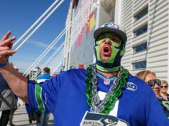Fãs de todos os EUA – principalmente torcendo pelos Seahawks – lotam o Levi’s Stadium para o Super Bowl 60 Os fãs do Seattle Seahawks, Judy Schumacher, à esquerda, e seu marido Warren Schumacher, do Oregon, aguardam o início do Super Bowl 60 contra o New England Patriots no Levi's Stadium em Santa Clara, Califórnia, no domingo, 8 de fevereiro de 2026. (Ray Chavez/Bay Area News Group)