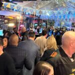 O ex-quarterback do San Francisco 49ers e do San Jose State, Jeff Garcia, conversa com os fãs durante