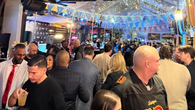 O ex-quarterback do San Francisco 49ers e do San Jose State, Jeff Garcia, conversa com os fãs durante 