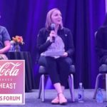 Uma colagem de funcionários da Coca-Cola Nordeste em um evento patrocinado pelo empregador, apresentando um painel de discussão e exercícios de formação de equipe.