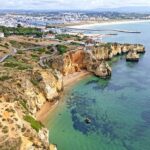 Lagos fica perto de algumas das praias mais bonitas do país – incluindo a Meia Praia, a Praia da Batata (foto) e a Praia da Luz – com falésias dramáticas que se erguem entre as baías.