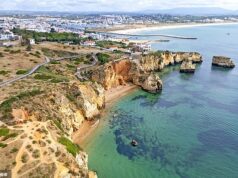Férias de verão idílicas por menos de £ 500: dicas privilegiadas para navegar pelas melhores ofertas para julho e agosto – e as joias escondidas com preços reduzidos, longe das hordas de turistas Lagos fica perto de algumas das praias mais bonitas do país – incluindo a Meia Praia, a Praia da Batata (foto) e a Praia da Luz – com falésias dramáticas que se erguem entre as baías.