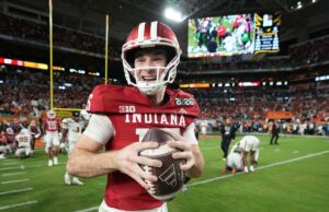 Fernando Mendoza deixará de jogar no Combine da NFL em favor do Pro Day de Indiana Fernando Mendoza, quarterback do Indiana, sorri enquanto segura uma bola de futebol.