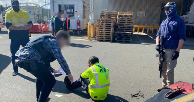 Uma suposta figura do crime organizado foi acusada de usar dois funcionários do aeroporto e um avião de passageiros para importar 100 kg de cocaína para a Austrália.