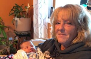 Filho da avó desaparecida é preso por esfaqueamento: Polícia de Nova York Homem do Texas esfaqueia a mãe duas vezes no coração: