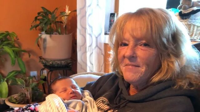 Homem do Texas esfaqueia a mãe duas vezes no coração: