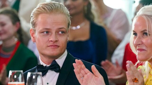 Marius Borg Hoiby da Noruega e a princesa herdeira Mette-Marit em junho de 2022. 