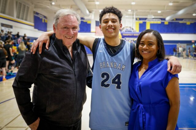 Filho do ícone da transmissão esportiva da Bay Area encontra sonhos de basquete na alma mater de seu pai em South Bay
