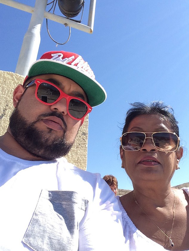 Filho é preso sob suspeita de assassinato depois que o Na foto estão Angela Biggs, de 74 anos, e seu filho, Richard Clayton, 44, que foi preso sob suspeita de seu assassinato.