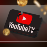 Logotipo do YouTube TV com uma coroa e uma tesoura cortando um cabo coaxial, com logotipos desfocados de Max, Paramount+, Starz e Sundance Now ao fundo