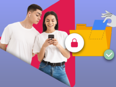 Finalmente parei de me preocupar com meus amigos folheando minhas fotos Homem confuso segurando um telefone cercado por ícones do Google Fotos e uma barra de pesquisa com alertas de erro.