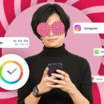 Smartphone exibindo uma tela inicial minimalista somente com texto encostada em uma ampulheta.