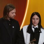 Finneas chama ‘velhos brancos poderosos indignados’ com discurso de Billie Eilish no Grammy