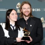 Finneas critica 'velhos homens brancos poderosos' que estão 'indignados' com o discurso de Billie Eilish no Grammy: 'Podemos literalmente ver seus nomes nos arquivos de Epstein'