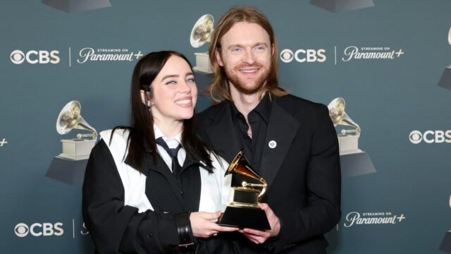 Finneas critica 'velhos homens brancos poderosos' que estão 'indignados' com o discurso de Billie Eilish no Grammy: 'Podemos literalmente ver seus nomes nos arquivos de Epstein'
