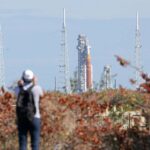 O foguete Artemis II Space Launch System (SLS) da NASA e a espaçonave Orion são vistos à distância na plataforma de lançamento 39B no Centro Espacial Kennedy em Cabo Canaveral, Flórida. / Crédito: Gregg Newton /AFP via Getty Images
