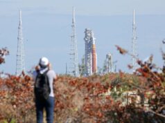 Foguete lunar da NASA atingido por novo problema deve atrasar voo para abril O foguete Artemis II Space Launch System (SLS) da NASA e a espaçonave Orion são vistos à distância na plataforma de lançamento 39B no Centro Espacial Kennedy em Cabo Canaveral, Flórida. / Crédito: Gregg Newton /AFP via Getty Images