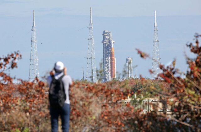 O foguete Artemis II Space Launch System (SLS) da NASA e a espaçonave Orion são vistos à distância na plataforma de lançamento 39B no Centro Espacial Kennedy em Cabo Canaveral, Flórida. / Crédito: Gregg Newton /AFP via Getty Images