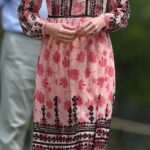 O fracasso da então duquesa de Cambridge em destacar os designers indianos durante sua viagem real ao país em 2016 causou decepção para alguns. Na foto no Parque Nacional Kaziranga usando um vestido Topshop