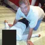 Andrew Mountbatten-Windsor agachou-se sobre uma mulher não identificada que foi divulgada na última divulgação de arquivos ligados a Jeffrey Epstein