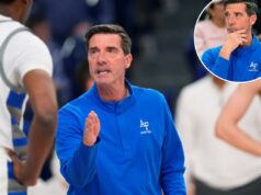 Força Aérea demite o técnico de basquete masculino Joe Scott após investigação sobre tratamento de jogadores O técnico da Força Aérea, Joe Scott, conversa com o jogador Byron Brown durante um jogo de basquete universitário da NCAA.