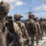 Forças dos EUA embarcam em petroleiro sancionado após navio tentar escapar da quarentena de Trump, diz Departamento de Guerra