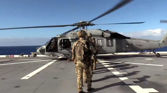 Forças dos EUA embarcam no petroleiro sancionado Aquila II
