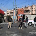 Um homem está ao lado de veículos queimados dentro de uma delegacia de polícia incendiada nos arredores de Quetta, em 1º de fevereiro de 2026, um dia após um ataque de separatistas balúchis. As forças do Paquistão estavam caçando em 1º de fevereiro os separatistas por trás de uma série de ataques coordenados na agitada província do Baluchistão, com o governo prometendo retaliar depois que mais de 190 pessoas foram mortas em dois dias.