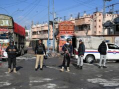 Forças paquistanesas matam 145 combatentes no Baluchistão após ataques mortais Um homem está ao lado de veículos queimados dentro de uma delegacia de polícia incendiada nos arredores de Quetta, em 1º de fevereiro de 2026, um dia após um ataque de separatistas balúchis. As forças do Paquistão estavam caçando em 1º de fevereiro os separatistas por trás de uma série de ataques coordenados na agitada província do Baluchistão, com o governo prometendo retaliar depois que mais de 190 pessoas foram mortas em dois dias.