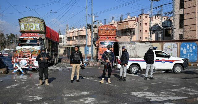 Um homem está ao lado de veículos queimados dentro de uma delegacia de polícia incendiada nos arredores de Quetta, em 1º de fevereiro de 2026, um dia após um ataque de separatistas balúchis. As forças do Paquistão estavam caçando em 1º de fevereiro os separatistas por trás de uma série de ataques coordenados na agitada província do Baluchistão, com o governo prometendo retaliar depois que mais de 190 pessoas foram mortas em dois dias.