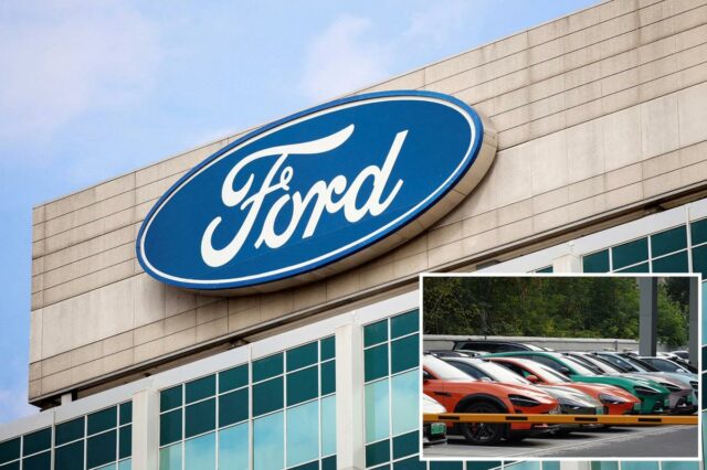 O logotipo da Ford Motor Company, uma escrita branca em um oval azul, exibido no exterior da sede da Ford Motor em Dearborn, Michigan.