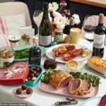 Fortnum & Mason está vendendo sua caixa de refeição definitiva para o Dia dos Namorados por £ 500 de dar água nos olhos