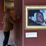 Foto infame do ex-príncipe Andrew após sua prisão pendurada no Louvre por ativistas, surpreende os visitantes