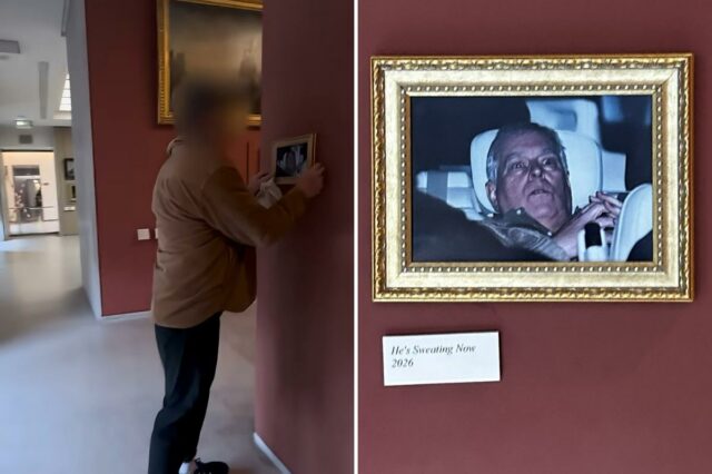 Foto infame do ex-príncipe Andrew após sua prisão pendurada no Foto infame do ex-príncipe Andrew após sua prisão pendurada no Louvre por ativistas, surpreende os visitantes