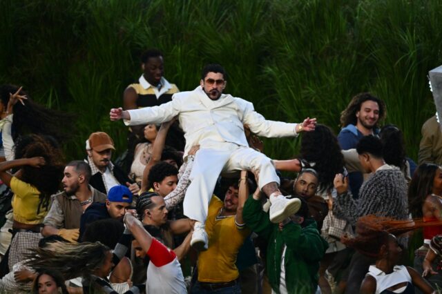 Bad Bunny se apresenta durante o intervalo do Super Bowl da NFL...