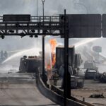 Fotos capturam a devastação após a explosão de um caminhão no Chile matar pelo menos 4 pessoas e danificar pelo menos 50 veículos