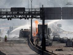 Fotos capturam a devastação após a explosão de um caminhão no Chile matar pelo menos 4 pessoas e danificar pelo menos 50 veículos Fotos capturam a devastação após a explosão de um caminhão no Chile matar pelo menos 4 pessoas e danificar pelo menos 50 veículos