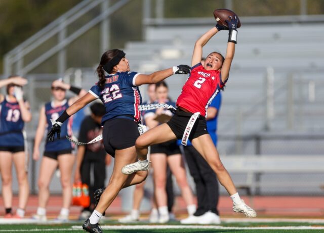Fotos: jogos de futebol das estrelas de Wedemeyer Kingston Jourdan (22), da Wedemeyer South, é recebido por Lucy Wedemeyer na Los Gatos High School em Los Gatos, Califórnia, no sábado, 31 de janeiro de 2026. (Shae Hammond/Bay Area News Group)
