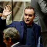 Esta fotografia mostra os resultados que aparecem num ecrã gigante da primeira votação sobre moções de censura contra a lei financeira de 2026, que foi adotada sem votação depois de o governo ter acionado o Artigo 49.3 da Constituição, na Assembleia Nacional em Paris, em 2 de fevereiro de 2026.