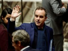 França adota orçamento para 2026 após fracasso de dois votos de desconfiança Esta fotografia mostra os resultados que aparecem num ecrã gigante da primeira votação sobre moções de censura contra a lei financeira de 2026, que foi adotada sem votação depois de o governo ter acionado o Artigo 49.3 da Constituição, na Assembleia Nacional em Paris, em 2 de fevereiro de 2026.