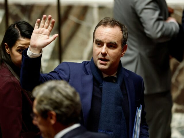 Esta fotografia mostra os resultados que aparecem num ecrã gigante da primeira votação sobre moções de censura contra a lei financeira de 2026, que foi adotada sem votação depois de o governo ter acionado o Artigo 49.3 da Constituição, na Assembleia Nacional em Paris, em 2 de fevereiro de 2026.