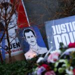 Manifestantes seguram uma faixa onde se lê