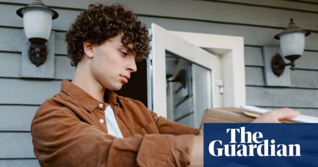 Fraude de escovação: os britânicos são aconselhados a tomar cuidado com pacotes misteriosos à medida que novos golpes aumentam
