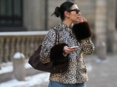 Fui para NYFW – essas 17 escolhas da Amazon capturam as tendências mais chiques de 2026 Aline Kaplan vestindo calças jeans azuis de perna larga Baum & Pferdgarten e outras histórias blusa cortada com padrão de flores brancas e salto laranja de verão e tons laranja preto Mango em 06 de junho de 2023 em Berlim, Alemanha.