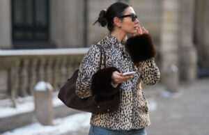 Fui para NYFW – essas 17 escolhas da Amazon capturam as tendências mais chiques de 2026 Aline Kaplan vestindo calças jeans azuis de perna larga Baum & Pferdgarten e outras histórias blusa cortada com padrão de flores brancas e salto laranja de verão e tons laranja preto Mango em 06 de junho de 2023 em Berlim, Alemanha.