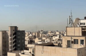 Fumaça subindo e cenas de trânsito em Teerã após ataques dos EUA e de Israel Yahoo news home